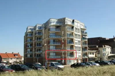 Image de Fully furnished apartment on the north boulevard of Egmond aan Zee for 4 persons. 1st floor, unique with 2 balconies to the west, a magnificent view of the sea and the beautiful boulevard and with its own garage!
