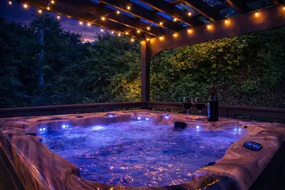 Image de Arcadian Pass, “Cozy Cabin Retreat in the Smokies – Comfort & Fun for All”