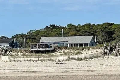 Image de Brand New Listing- Adorable Beachfront Cottage 3bd Central Air
