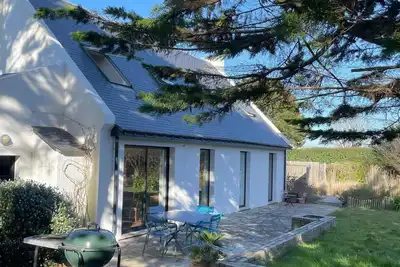 Image de Villa contemporaine spacieuse proche de Sauzon avec jardin