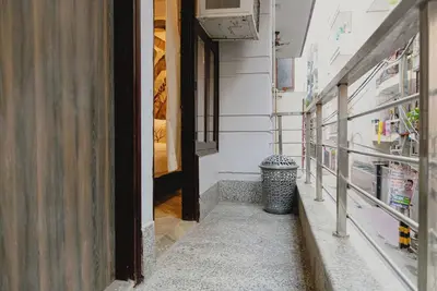 Spacious 3-bedroom apartment in vibrant New Delhi with WiFi, Ac