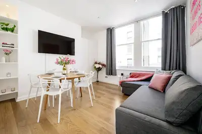 Image de Prime West End Flat – Walk to Everything!