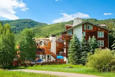 Image de Cozy 2br in heart of Vail Village - mere steps to slopes!
