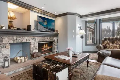Image de Gorgeous 3br Bc Village condo with hot tub, pool, ski in/out access & more