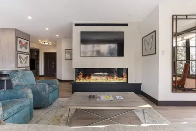 Image de Luxe 3br condo in the heart of Bc Village - heated pool, restaurant, gym & more