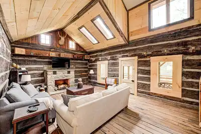Image de Private 3. 5 acre Waterfront Cabin with Hot Tub, WiFi, Minutes from Nashville