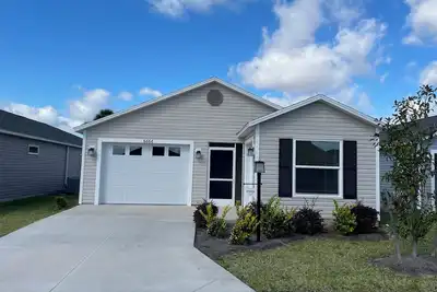 Image de Charming home w/spacious kitchen, water view, enclosed lanai, & Pet Friendly