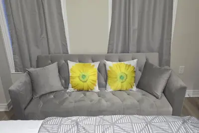 Image de Comfy Modern 1-bedroom suite in Brampton Entire place