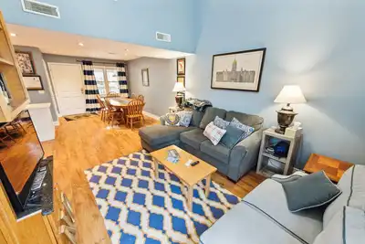 Image de New! Stylish Notre Dame Condo | Sleeps 6