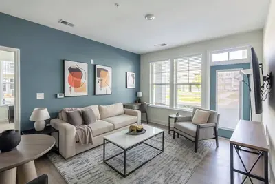 Image de Landing at The Parker Leland - 2 Bedrooms in Do. . .