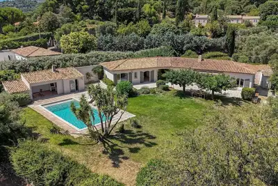 Image de Maison provençale de charme avec piscine