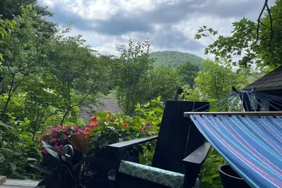 Image de Beautifully landscaped 3-bedroom\/2 bath house in the scenic Village of Delhi, Ny