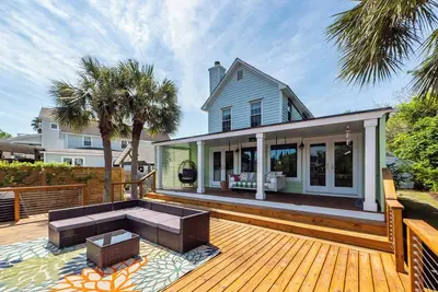 Image de Lakefront Charleston Charm: With Private Lake Deck