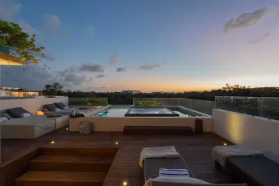 Image de Sinaan Balaam. Luxurious 1st Floor Apartment + Rooftop Pool & Bar