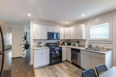 Image de Modern 2br City-Center Apt – 10 min to Downtown | Free Parking & WiFi
