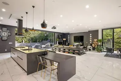 Image de New Modern Oasis off Melrose - Rooftop - Pool