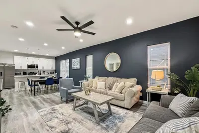 Image de Elegant Home 3bd | Sleeps 12 | Free Parking