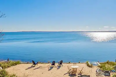 Image de \"Salt & Serenity\" - Absolute Beachfront Retreat on the North Fork