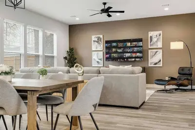 Image de Elegant Home for 12 | Only 5 Minutes from Downtown