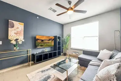 Image de Luxury 1bd | Uptown | Sleeps 4 | Free Parking