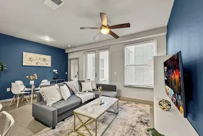 Image de Luxury 2bd | Uptown | Sleeps 8 | Free Parking