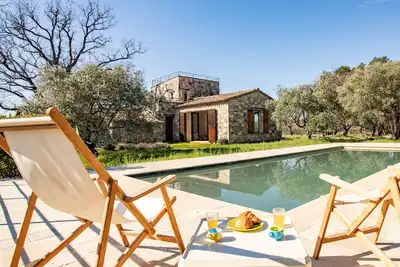 Image de magnifique maison en pierre au coeur du pays de fayence