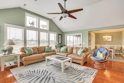Image de Steps to Beach: Gem w/ Views & Dock in Oak Island