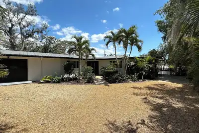 Image de 3 Bedroom Bonita Bungalow with Huge Screened-in Patio & Backyard, Pet Friendly