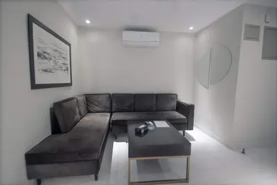 Image de Cozy Studio Apartment - Luxury Amenities & Balcony Views