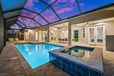 Image de Modern Luxury • 5 Min to Beach • Heated Pool & Spa