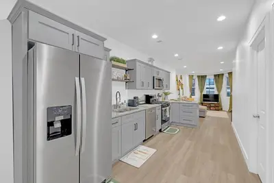 Image de 2br Brownstone 7-minutes to Event Centers, Downtown, & Beach