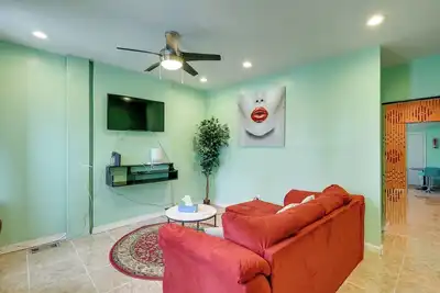 Image de 1 Mi to Downtown: Colorful Wilmington Townhome!