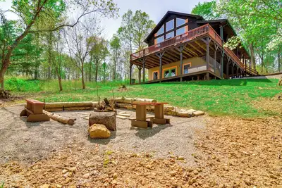 Image de 3 Mi to Marina: Cabin w/ Hot Tub in Byrdstown!