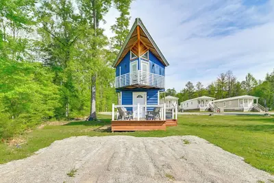 Image de 2 Mi to Msu: Tiny Home w/ Furnished Deck!