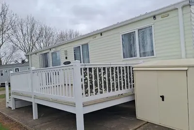 Image de Cosy 4 berth caravan with decking at Seawick Holiday Park in Essex ref 27092sw
