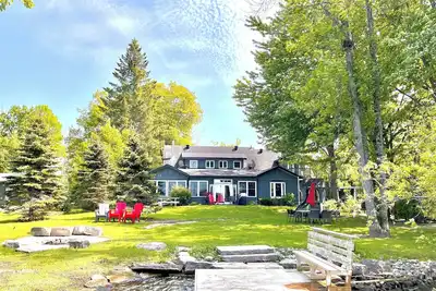 Image de Stunning Family Friendly Lake House with Hot Tub