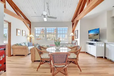 Image de Walk To Beach! Palm Beach Penthouse Suite 4 Guests