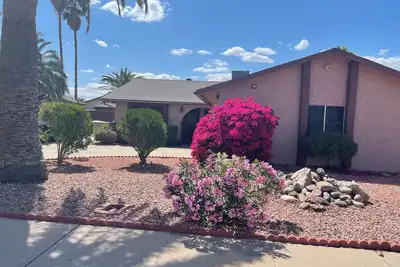 Image de Spacious 4-bdrm home with an added sleeping area and diving pool in Glendale Az
