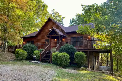 Image de Spacious and peaceful Providence with 2 master suites and large wrap-around deck