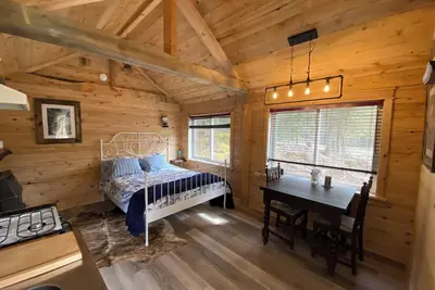 Image de White Pine Acres Cozy couples cabin in lanark private on a large pond & pines