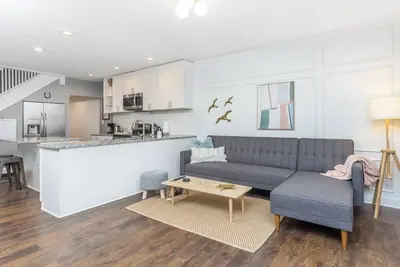 Image de Chic 3br Getaway | 3 Queen Beds • Free Parking