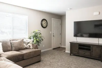 Image de Luxurious Townhome Suites Near Airport #4