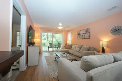 Image de Plush 1st floor 2bd 2ba Pool, Hottub Kiddie pool