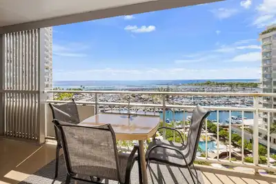 Image de Amazing Ocean View 2br/2ba Ilikai Unit.