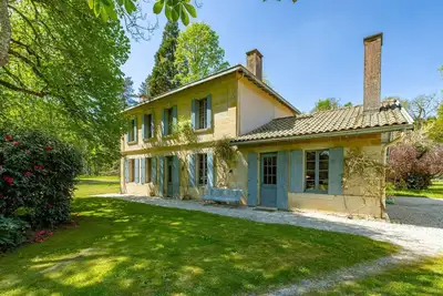 Image de Maison De Campagne Dans Un Parc Avec Piscine