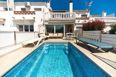 Image de Welcs Casa 240 Emp con piscina y vista al canal