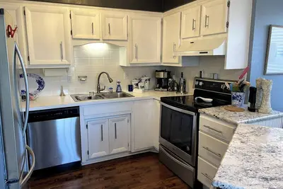 Image de Bright Coastal Style 2Bdrm Townhome w/free parking