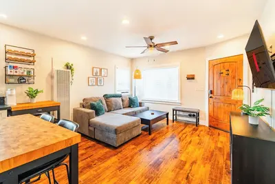 Image de Charming 2-Bedroom apartment / 10-min walk to the Beach / Parking Stall / Ac