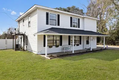 Image de WATERVIEWs from the front and Back of this fabulous home