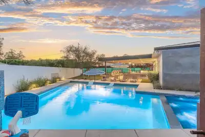 Image de Walk 2 Old Town, Heated Pool & Spa, Sunset Camelback Mtn Views